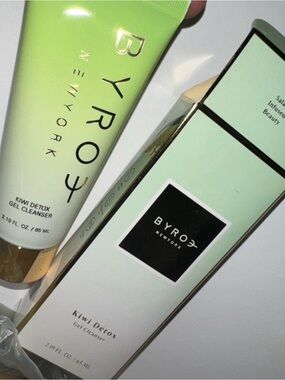 BY R O Y E New York Kiwi Detox Gel Cleanser - Light Green